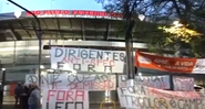 Antes da partida contra o Bahia, organizada do São Paulo protesta em frente ao Morumbi e pede saída de Diniz - Twitter