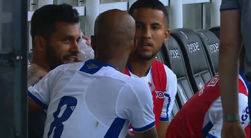 Goleiro Glédson mostra rosto machucado após confusão em clássico - transmissão TV Avaí