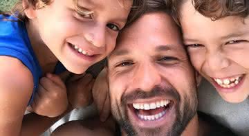 Diego com os filhos, Davi e Matteo - Reprodução/Instagram