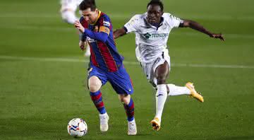Messi escapando da falta de Djené no lance do primeiro gol - Getty Images