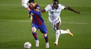 Messi escapando da falta de Djené no lance do primeiro gol - Getty Images