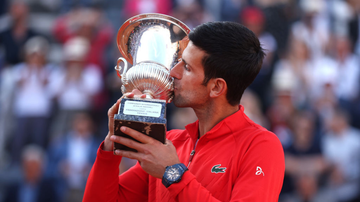 Djokovic beijando o troféu do Masters 1000 de Roma - GettyImages