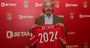Domingos Soares de Oliveira segurando a camisa do S.L. Benfica - Divulgação
