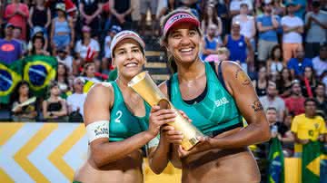 Duda e Ana Patrícia com o troféu do mundial de vôlei de praia - FIVB/Fotos Públicas