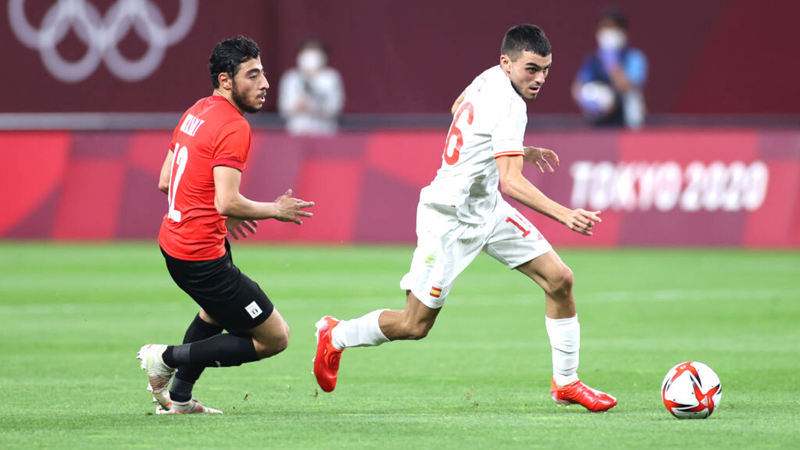 Jogadores de Egito e Espanha durante a disputa de bola na estreia das equipes nas Olimpíadas - GettyImages