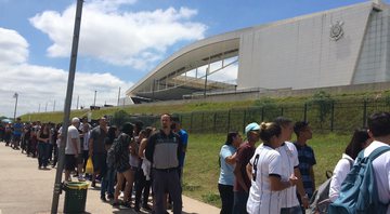 Torcedores do Corinthians fizeram fila gigantesca na Arena para retirar ingressos para a final do Paulistão Feminino - Reprodução/Twitter