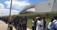 Torcedores do Corinthians fizeram fila gigantesca na Arena para retirar ingressos para a final do Paulistão Feminino - Reprodução/Twitter