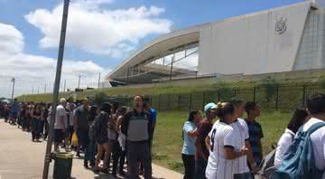 Fila de torcedores para a retirada de ingressos, na Arena Corinthians - Twitter