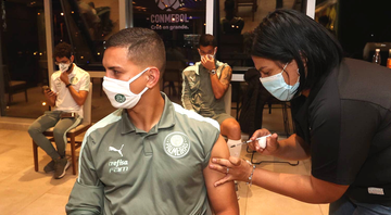 Elenco do Palmeiras recebendo a primeira dose da vacina contra o coronavírus - Cesar Greco/Palmeiras/Fotos Públicas