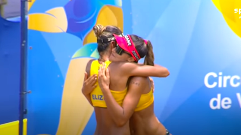 Elize e Thâmela se abraçando - Transmissão SporTV