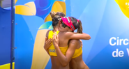 Elize e Thâmela se abraçando - Transmissão SporTV