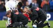 Elliott, jogador do Liverpool com dores após grave lesão - GettyImages