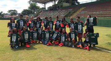 Palmeiras doa chuteiras para time do Taboão da Serra - Divulgação / Palmeiras