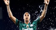 Deyverson, jogador do Palmeiras comemorando com os braços para cima - GettyImages