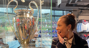 Esposa de Thiago Silva, Belle Silva, posa ao lado de troféu da Champions e manda recado ao maridão - Reprodução/Twitter