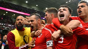 Jogadores de Gales comemoraram muito o gol de Bale - Getty Images