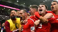 Jogadores de Gales comemoraram muito o gol de Bale - Getty Images