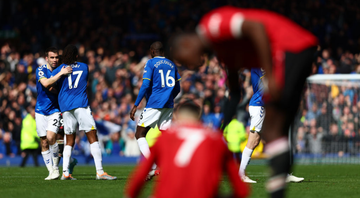 Everton e Manchester United em campo pela Premier League - GettyImages