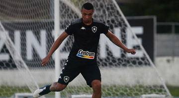 Zagueiro Ewerton em treino do Botafogo - Vítor Silva/Botafogo