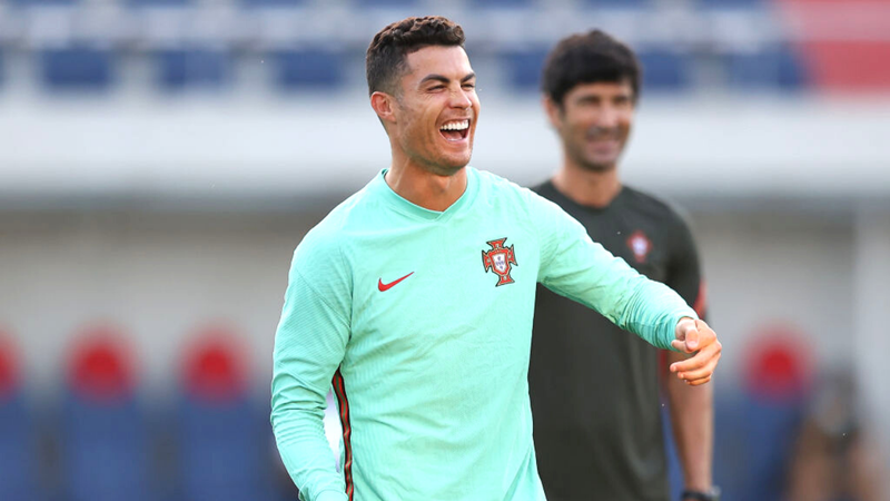 Cristiano Ronaldo dando risada em treino pela Seleção de Portugal - GettyImages