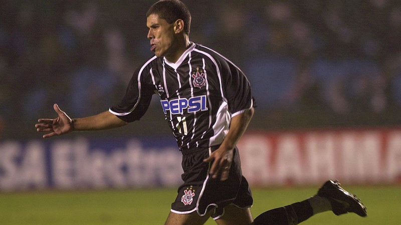 Ricardinho na época em que defendia o Corinthians em campo pelo clube - GettyImages
