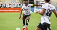 Fabinho correndo atrás de Gérson, do Flamengo - MS+SPORTS