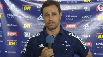 Felipe Conceição, treinador do Cruzeiro durante entrevista coletiva - Transmissão TV Cruzeiro
