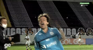 Fernando Diniz comemorando o gol do Santos no Brasileirão - Transmissão Premiere