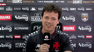 Fernando Diniz sorrindo durante entrevista coletiva - Reprodução / OneFootball / Vasco TV