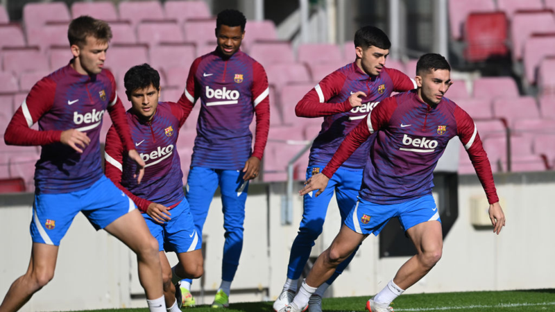 Ferrán Torres e os jogadores do Barcelona durante o treinamento - GettyImages