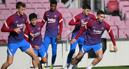 Ferrán Torres e os jogadores do Barcelona durante o treinamento - GettyImages