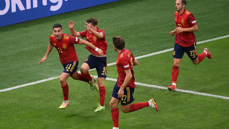 Jogadores da Espanha comemorando gol sobre a Itália - Getty Images