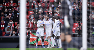 Jogadores do Real Madrid se abraçando em campo - GettyImages