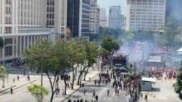 Festa do Flamengo termina em confusão entre torcedores e policiais - Reprodução / Twitter