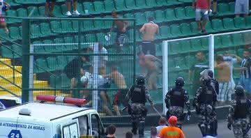 Briga entre os torcedores deu o que falar nas redes sociais - Transmissão TV Globo