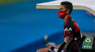 Pedro, jogador do Flamengo sentado no banco de reservas de máscara - GettyImages
