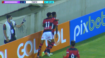 Jogadores do Flamengo comemorando o gol diante do Forte pela Copinha - Transmissão SporTV