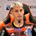 Novo jogador do Flamengo, Varela - Transmissão/Youtube/Fla TV