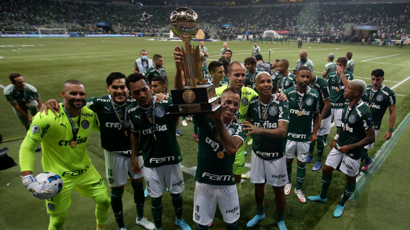 Jogadores do Palmeiras, que provocaram o Flamengo, erguendo o troféu da Recopa - GettyImages