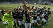 Jogadores do Palmeiras, que provocaram o Flamengo, erguendo o troféu da Recopa - GettyImages