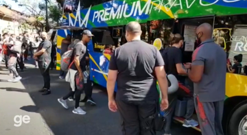Jogadores do Flamengo embarcando no ônibus rumo a decisão da Libertadores - Transmissão Globo Esporte
