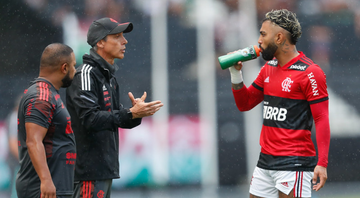Treinador, auxiliar e jogador do Flamengo conversando durante o clássico com o Fluminense - Gilvan de Souza/Flamengo/Flickr