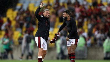 Jogadores do Flamengo, Arrascaeta e Gabigol em campo comemorando - GettyImages