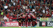 Flamengo reunido em campo com a torcida ao fundo - Gilvan de Souza/Flamengo/Flickr
