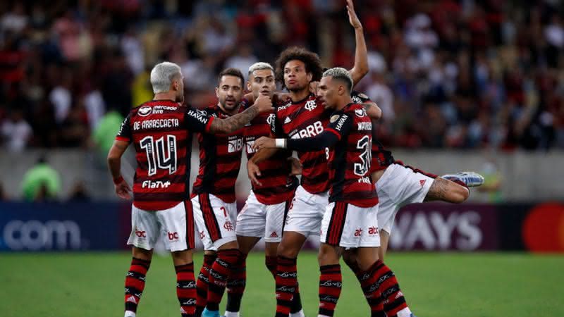 Jogadores do Flamengo comemorando o gol em campo - GettyImages