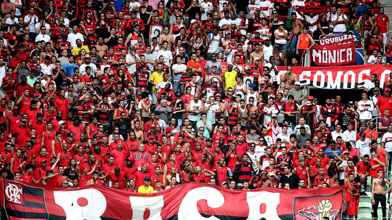 Torcedores do Flamengo na arquibancada durante uma partida pelo Brasileirão - GettyImages