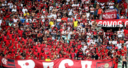 Torcedores do Flamengo na arquibancada durante uma partida pelo Brasileirão - GettyImages