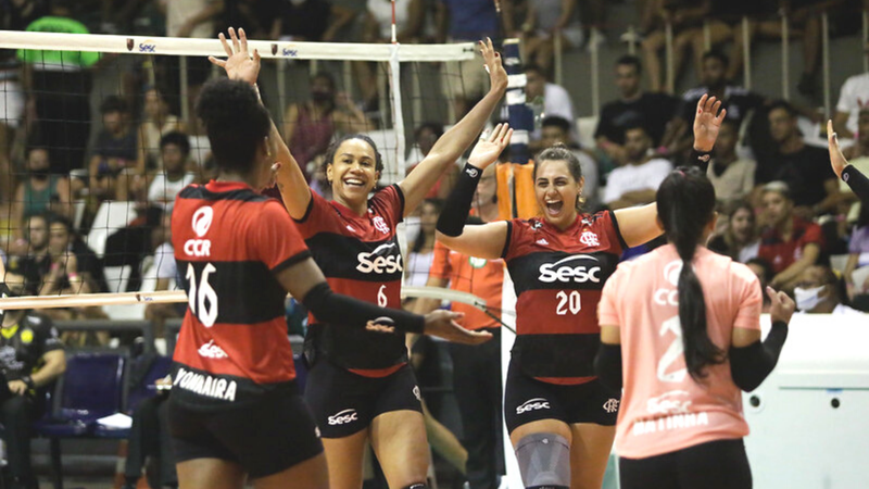 Flamengo e suas jogadoras em quadra na partida - Gilvan de Souza/Flamengo/Flickr