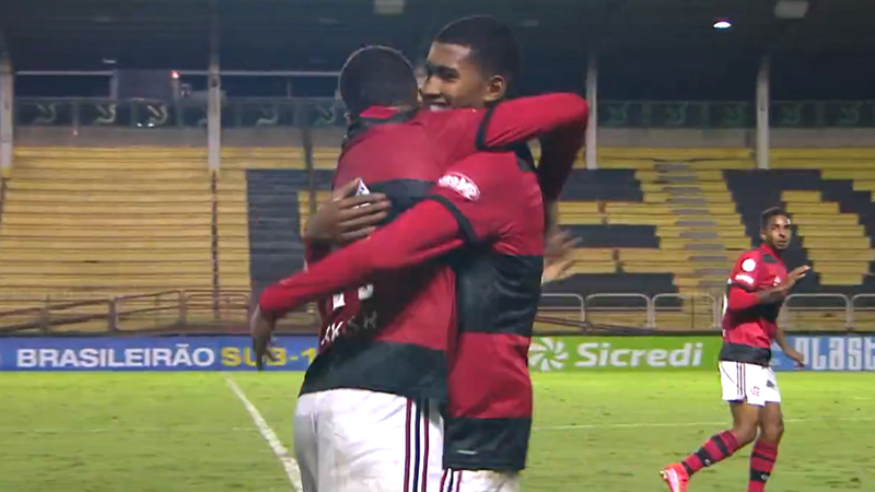 Jogadores do Flamengo se abraçando depois do quarto gol diante do Vasco no Brasileirão Sub-17 - Transmissão SporTV