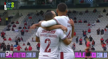 Jogadores do Fluminense comemorando o gol diante do Athletico-PR no Brasileirão - Transmissão TV Globo